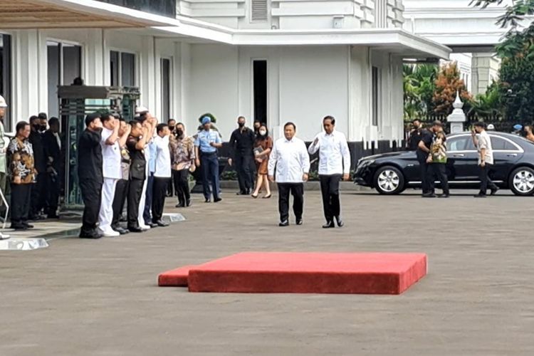 Presiden Jokowi Hadiri Rapim Kemenhan Disambut Oleh Prabowo [kompas]