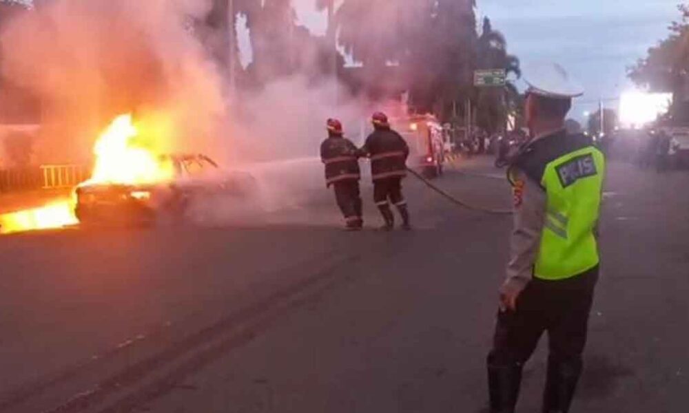 Sebuah mobil sedan terbakar di depan Pendopo Kantor Bupati Pandeglang
