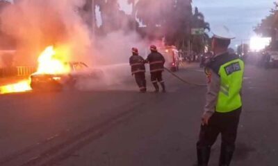 Sebuah mobil sedan terbakar di depan Pendopo Kantor Bupati Pandeglang