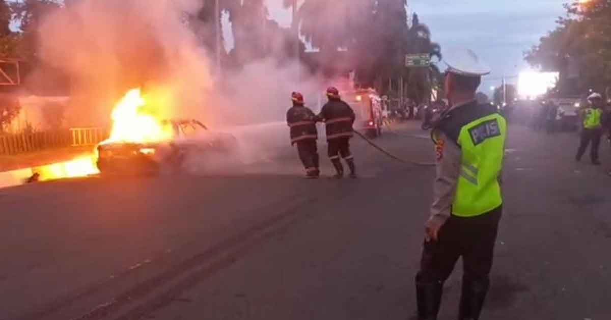 Sebuah mobil sedan terbakar di depan Pendopo Kantor Bupati Pandeglang