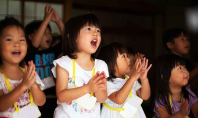 Sekelompok anak kecil sedang menyanyikan lagu anak bersama-sama