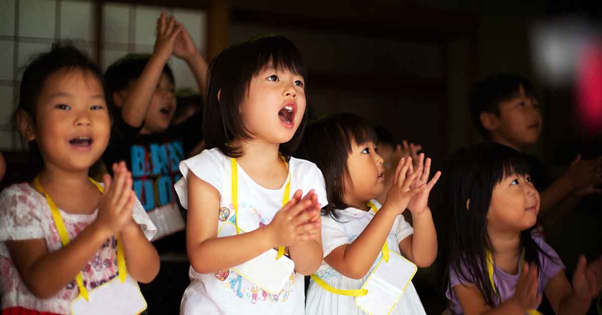 Sekelompok anak kecil sedang menyanyikan lagu anak bersama-sama