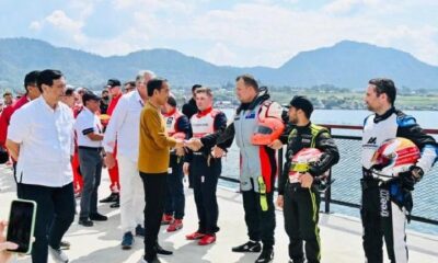 Presiden Jokowi menyapa para pembalap yang akan bertanding dalam ajang balap F1 Powerboat (F1H2O) World Championship Tahun 2023 [tempo]