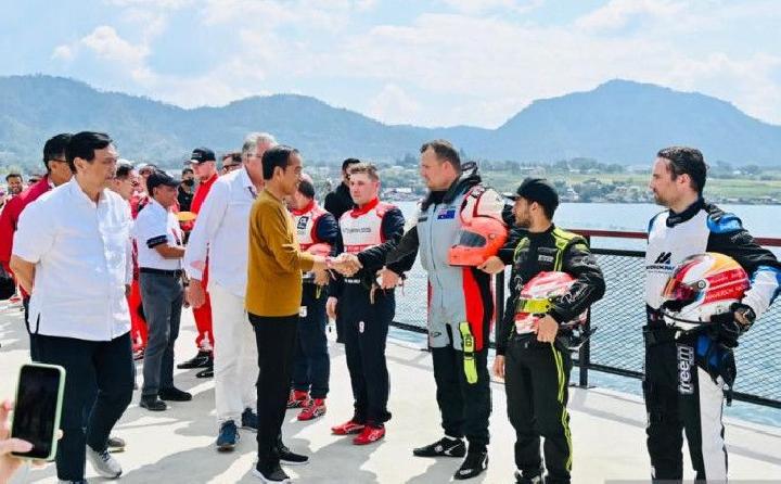 Presiden Jokowi menyapa para pembalap yang akan bertanding dalam ajang balap F1 Powerboat (F1H2O) World Championship Tahun 2023 [tempo]