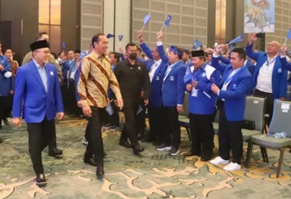 Presiden Jokowi dan Ketum PAN Zulkifli Hasan menghadiri Rakernas PAN di Hotel Padma Kota Semarang, Minggu (26/2/2023) [suaramerdeka]