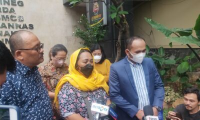 Rusni Masna, istri dari sopir taksi online Sony Rizal yang tewas di bunuh di Depok dan kuasa hukumnya Jundri R Berutu [disway]