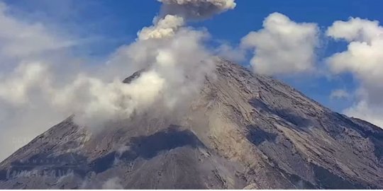 Gunung Semeru Erupsi [merdeka]