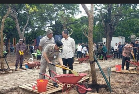 Penataan kawasan hijau yang berada di Taman Sensori Kamal, Kalideres, Jakarta Barat [faktapers]