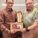 Menteri Pariwisata dan Ekonomi Kreatif (Menparekraf) Sandiaga Uno menemui Menteri Pariwisata dan Kebudayaan Malaysia, Dato Sri Tiong King Sing [twitter @sandiuno]