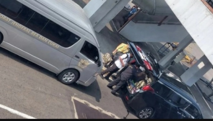 Mobil Toyota Alphard yang diizinkan masuk ke apron Bandara Soekarno Hatta [tvonenews]