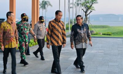 Presiden Jokowi didampingi Seskab Pramono Anung sebelum bertolak ke Singapura, Kamis (16/03/2023) [setkab]