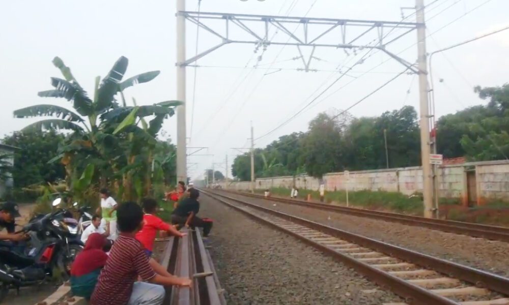 Ngabuburit di pinggir rel KA