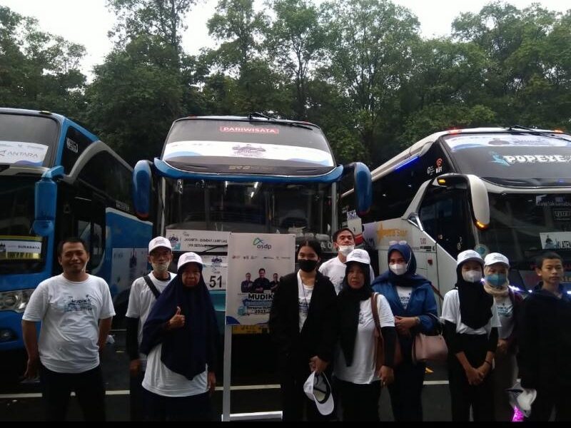 Pelepasan bus mudik gratis BUMN dari ASDP Fery Indonesia.