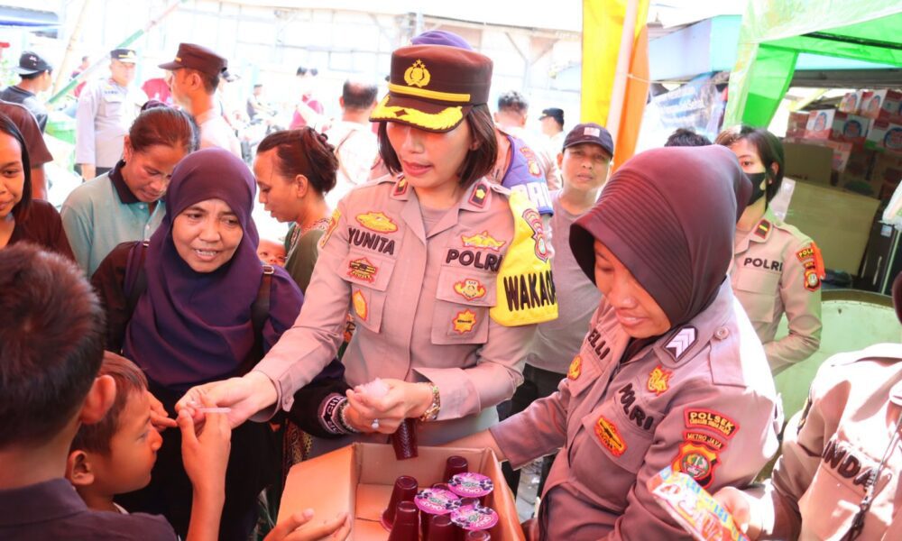 Wakapolres Pelabuhan Tanjung Priok, Kompol Yunita Natallia Rungkat di lokasi korban kebakaran Muara Angke