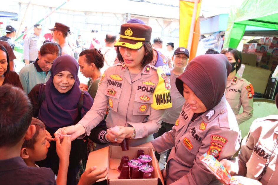 Wakapolres Pelabuhan Tanjung Priok, Kompol Yunita Natallia Rungkat di lokasi korban kebakaran Muara Angke