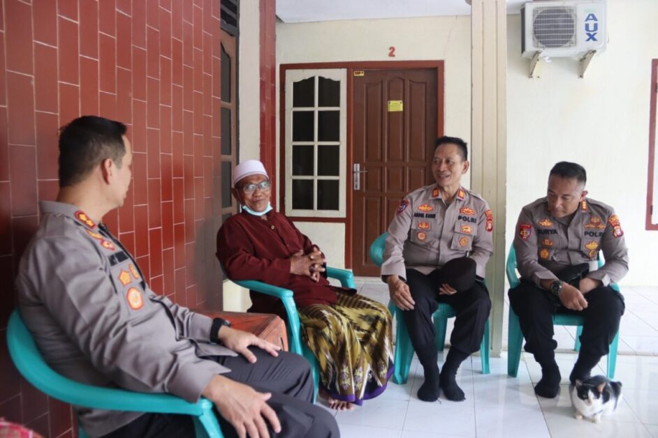 Kapolres Kepulauan Seribu bersama warga digelaran Jumat Curhat