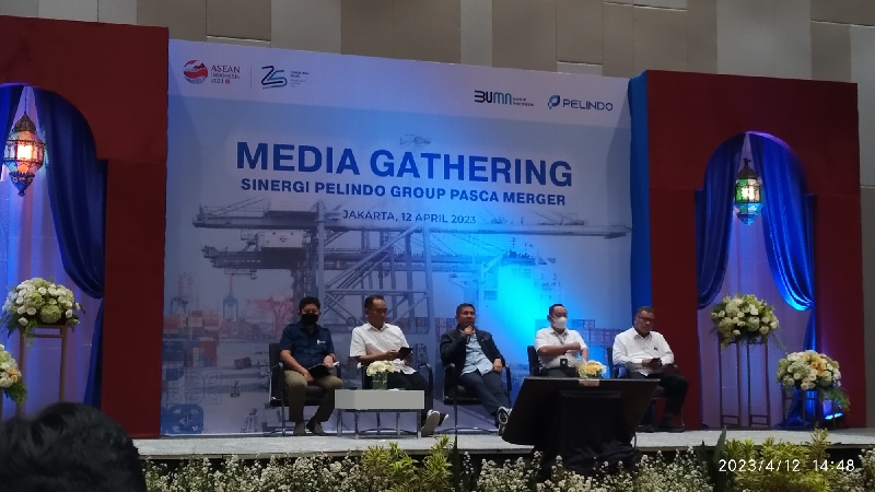 Dirut Arief Suhartono bersama jajaran direksi di acara Media Gathering