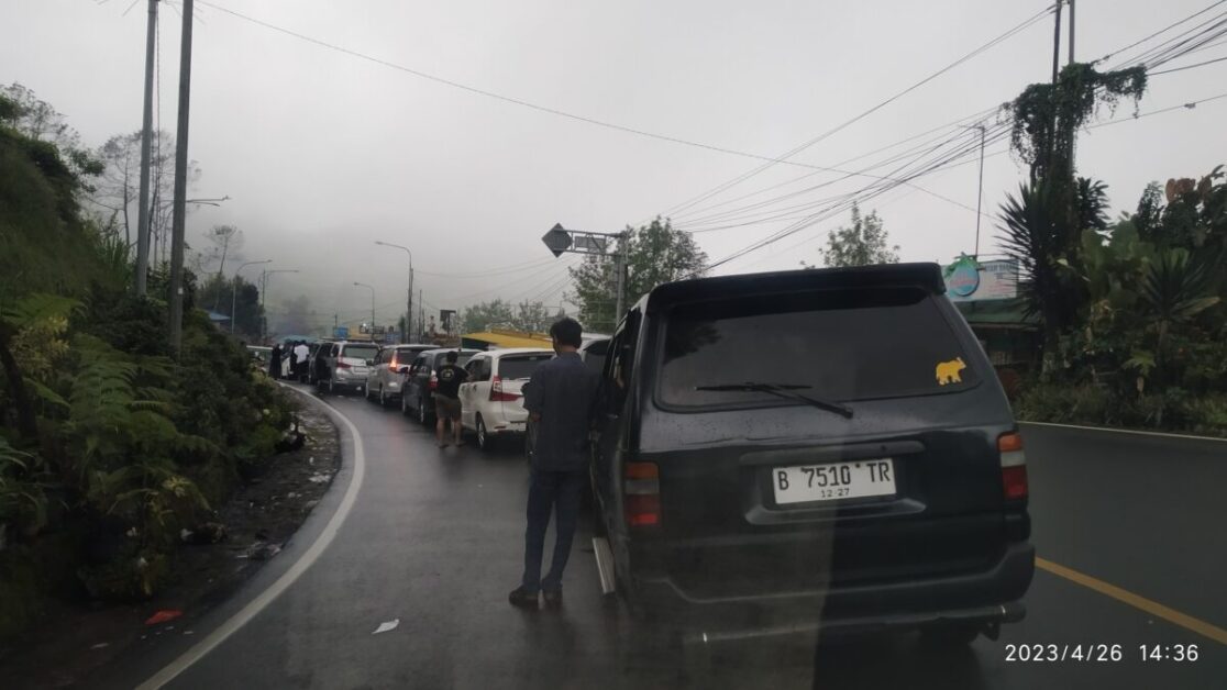 Menunggu giliran One Way di Jalan Raya Puncak, Bogor