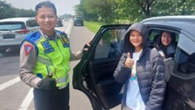 Satuan Lalu Lintas (Satlantas) Polres Majalengka membantu pemudik yang terpisah atau tertinggal dari keluarganya saat berhenti di rest area KM 164 Kabupaten Majalengka pada Kamis (27/4/2023)