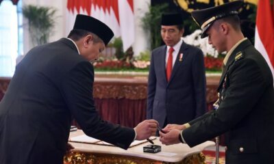 Presiden Jokowi lantik Kepala BNPT Komjen Rycko Amelza [setkab]