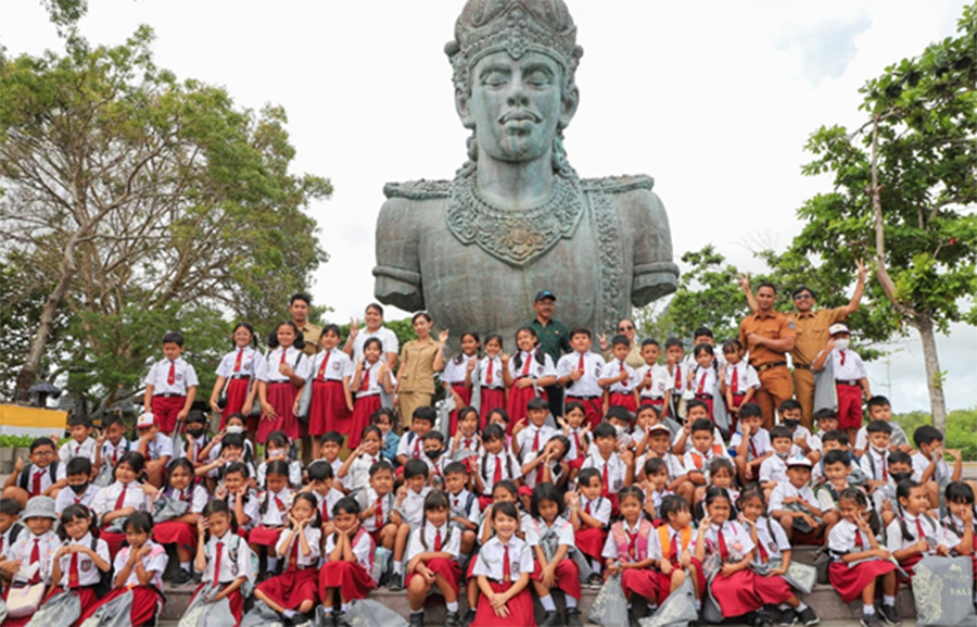 Siswa/i di depan Plaza Wisnu