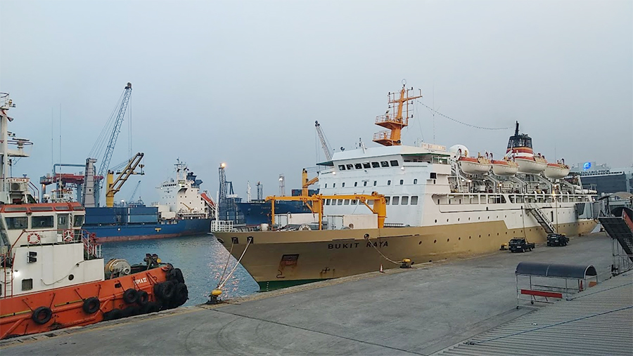 Kapal Pelni di Pelabuhan Tanjung Priok