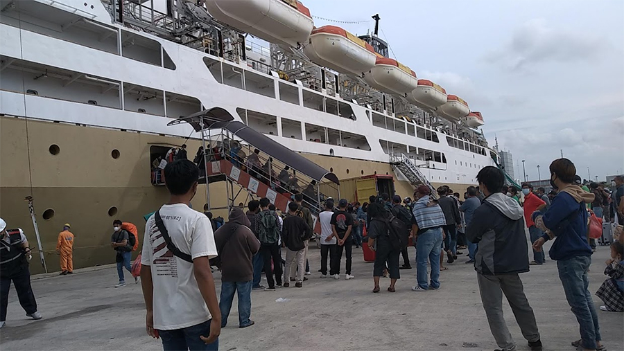 Penumpang Kapal Pelni di Pelabuhan Tanjung Priok