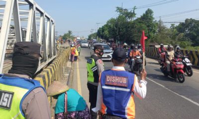 Petugas Pos Pam Jembatan Sewo, Sukra, Kabupaten Indramayu sedang menertipkan penyapu uang jalur pantura.
