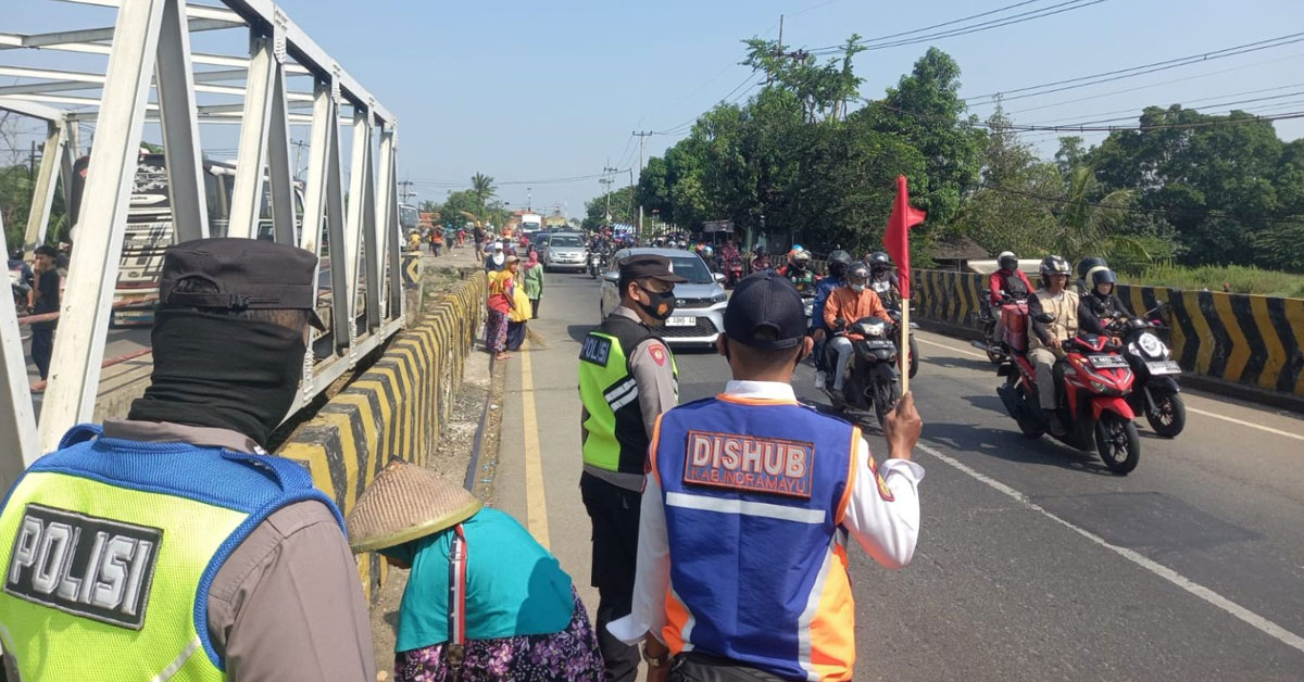 Petugas Pos Pam Jembatan Sewo, Sukra, Kabupaten Indramayu sedang menertipkan penyapu uang jalur pantura.
