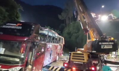Evakuasi bus pariwisata masuk jurang di Guci Tegal [kompas]