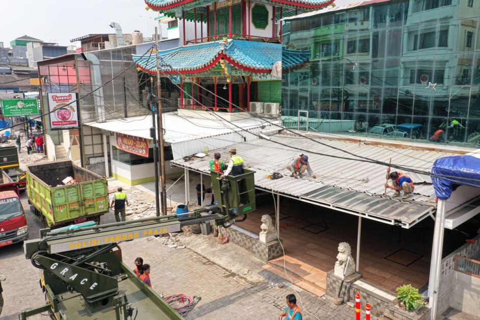 Pembongkaran ruko yang makan bahu jalan di pluit [kompas]