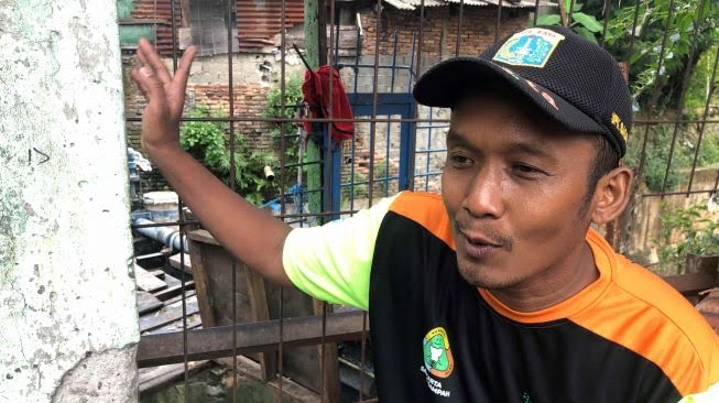 Prambudi Gunawan (40) kehilangan motornya saat dirinya membersihkan kali yang berada di bilangan Tebet, Jakarta Selatan [suara]
