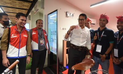 Menteri Pariwisata & Ekonomi Kreatif Sandiaga Uno mengunjungi booth Pertamina