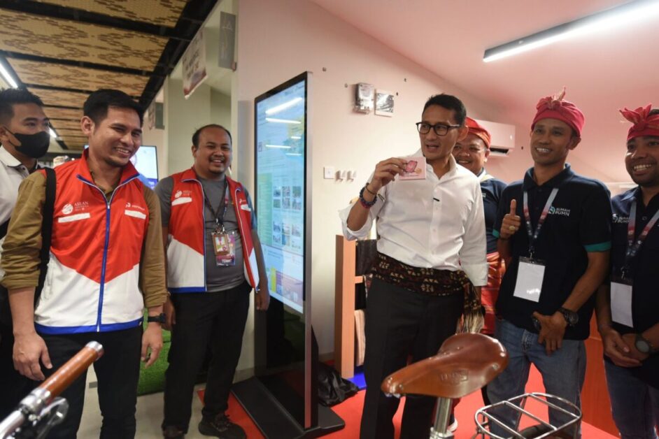 Menteri Pariwisata & Ekonomi Kreatif Sandiaga Uno mengunjungi booth Pertamina