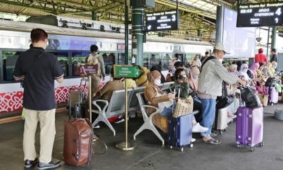 Penumpang KA, di Stasiun Gambir