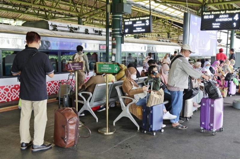 Penumpang KA, di Stasiun Gambir