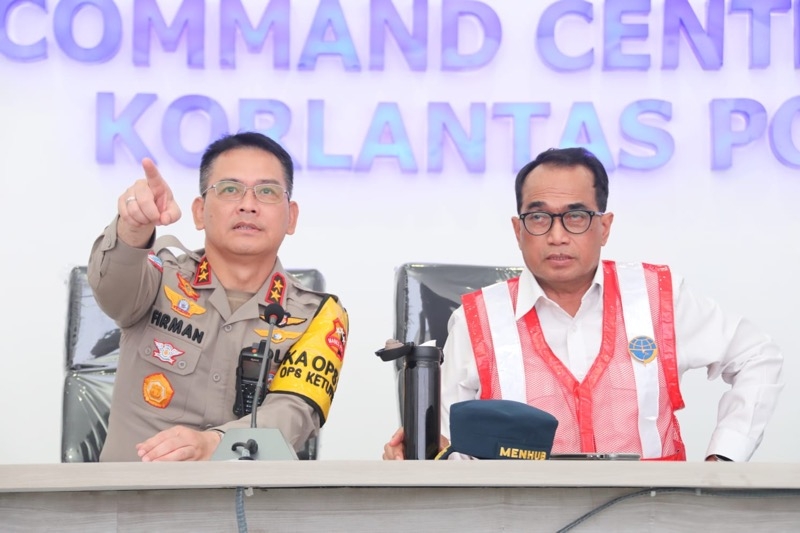 Kakorlantas Polri Irjen Pol Firman Shantyabudi bersama Menhub Budi Karya Sumadi