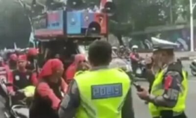 Petugas polisi halau sejumlah massa buruh yang memaksa akan memasuki Tol Rawamangun saat peringatan May Day 2023 [sindonews]