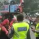 Petugas polisi halau sejumlah massa buruh yang memaksa akan memasuki Tol Rawamangun saat peringatan May Day 2023 [sindonews]