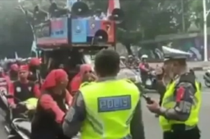 Petugas polisi halau sejumlah massa buruh yang memaksa akan memasuki Tol Rawamangun saat peringatan May Day 2023 [sindonews]