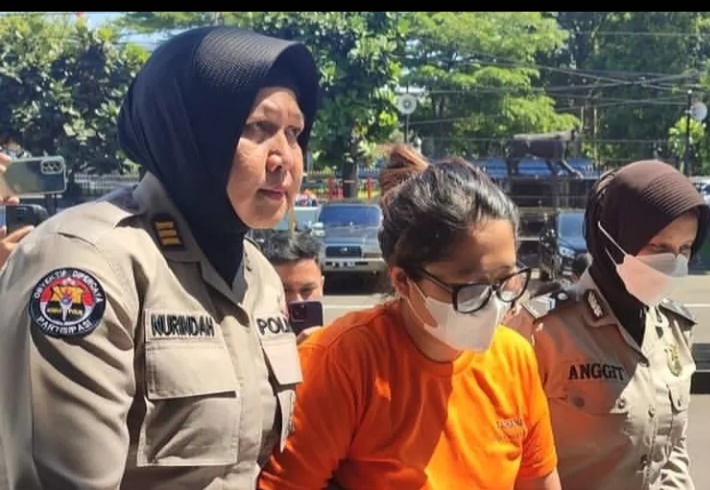 Tersangka yang membawa kabur uang study tour senilai Rp 400 juta SMAN 21 Bandung berhasil ditangkap [strategi]