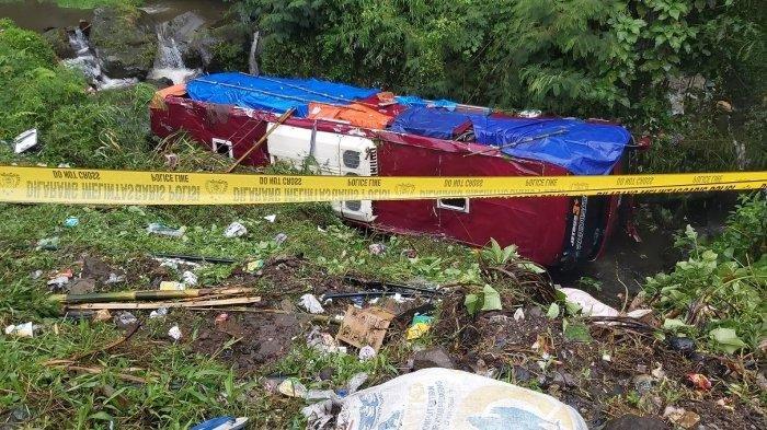 Bus wisata masuk jurang di Guci Tegal [tribunnews]