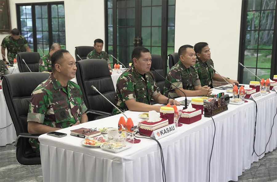 Panglima TNI bersama Kasau Kasad dan Kasal