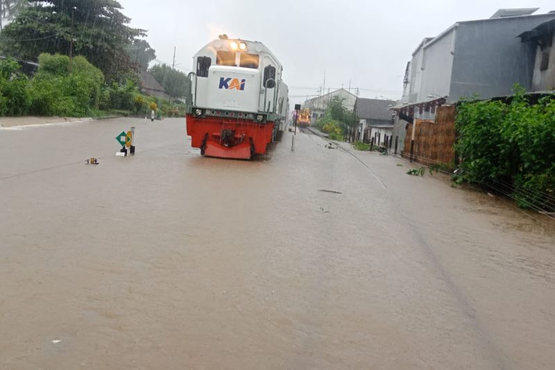 Banjir di Jember, perjalanan KA terganggu