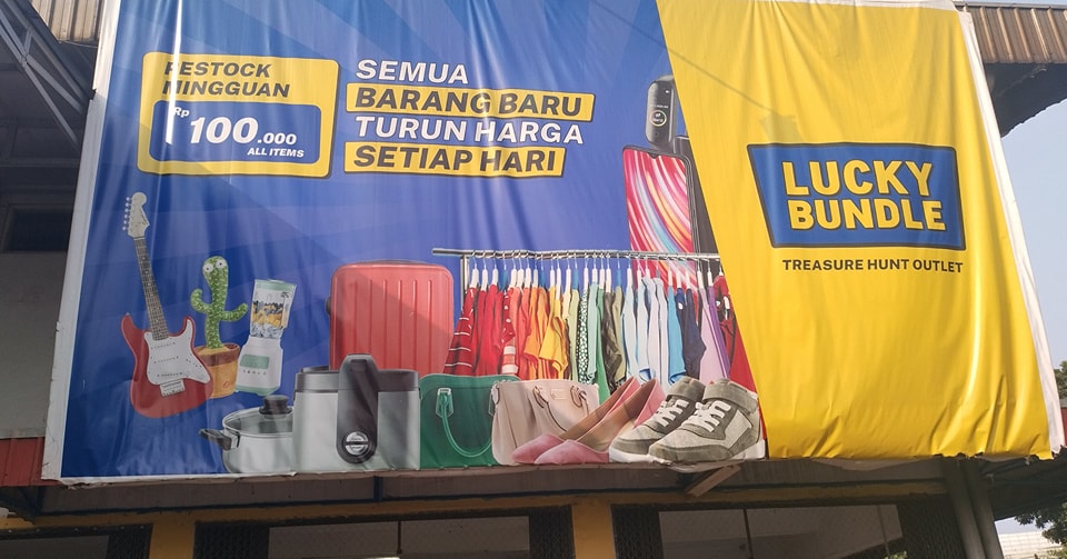 Toko ritel dengan konsep bin store, Treasure Hunt Outlet, Lucky Bundle