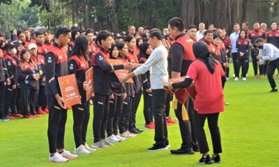 Presiden Joko Widodo menyerahkan pemberian bonus kepada atlet, pelatih, dan ofisial yang berhasil memperoleh medali pada ajang SEA Games 2023 Kamboja di halaman Istana Merdeka, Jakarta, Senin (5/6/2023) sore [kompas]