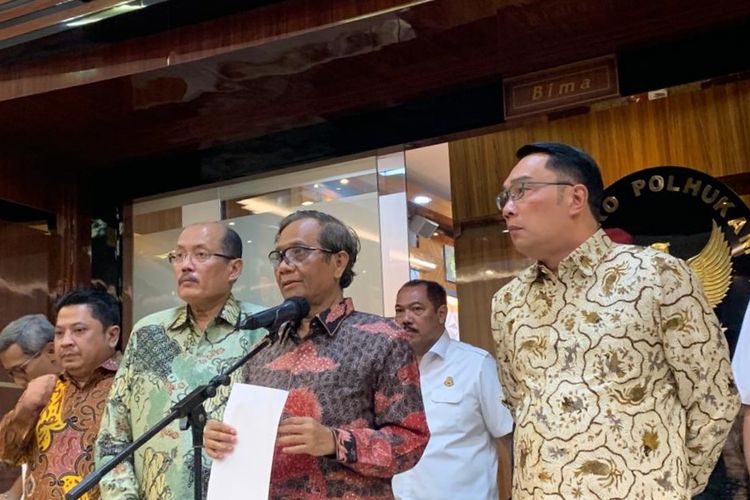 Gubernur Jawa Barat Ridwan Kamil dan Menteri Koordinator Bidang Politik, Hukum dan Keamanan (Menko Polhukam) Mahfud Md mengadakan pertemuan untuk melakukan pembahasan tentang polemik Ponpes Al-Zaytun, Sabtu sore (24/6/2023) [kompas]