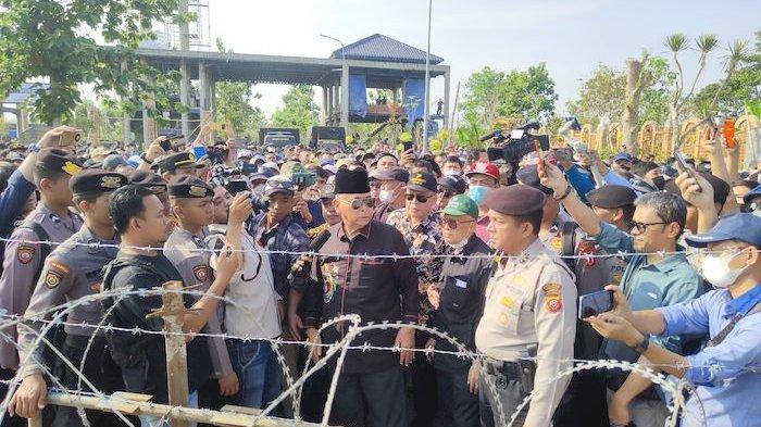 Massa dari Ponpes Al Zaytun ketika menunggu pendemo datang, Kamis (15/6/2023) [tribunnews]