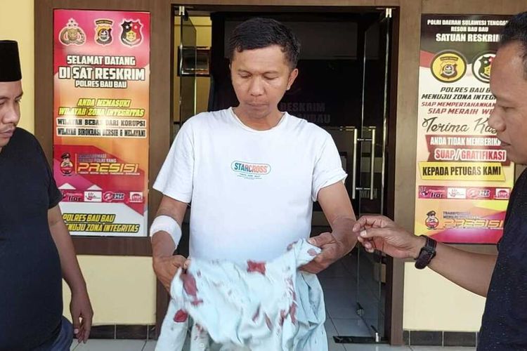 Seorang wartawan dan juga pemilik media online lokal di Kota Baubau, Sulawesi Tenggara, La Ode Muhammad Irfan Mihzan (baju putih), ditikam oleh orang tak dikenal, Sabtu (22/7/2023) sekitar pukul 09.30 WITA [kompas]