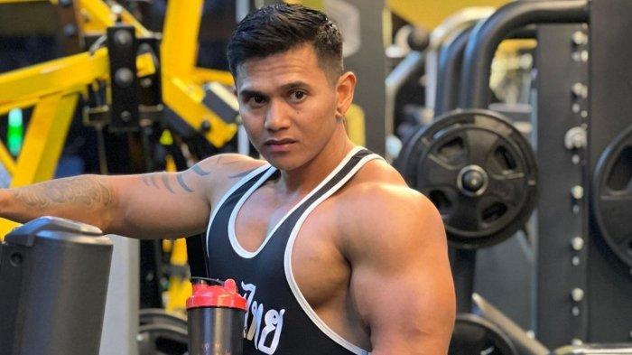 Binaragawan sekaligus fitness influencer yang berasal dari Bali, Justyn Vicky dinyatakan telah meninggal dunia usai gagal mengangkat barbel [tribunnews]